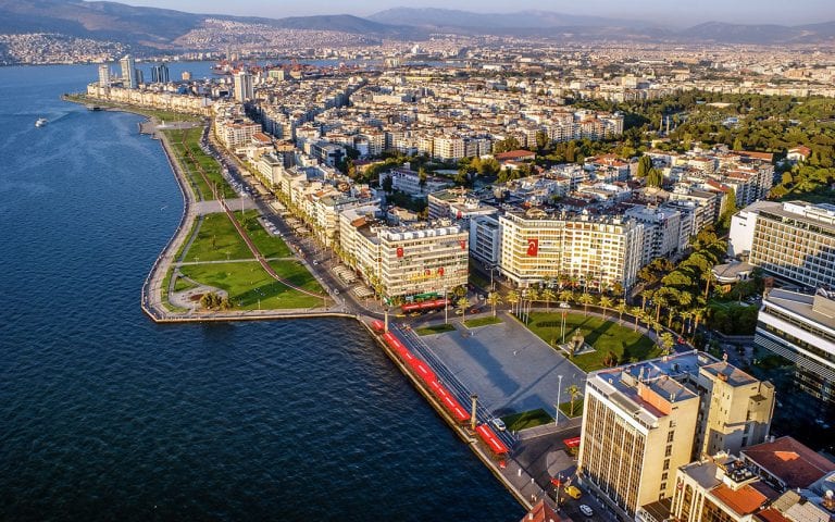İranlı Yatırımcılar Neden İzmir’den Konut Satın Almak İçin Yoğun Talep Göstermeye Başladılar?