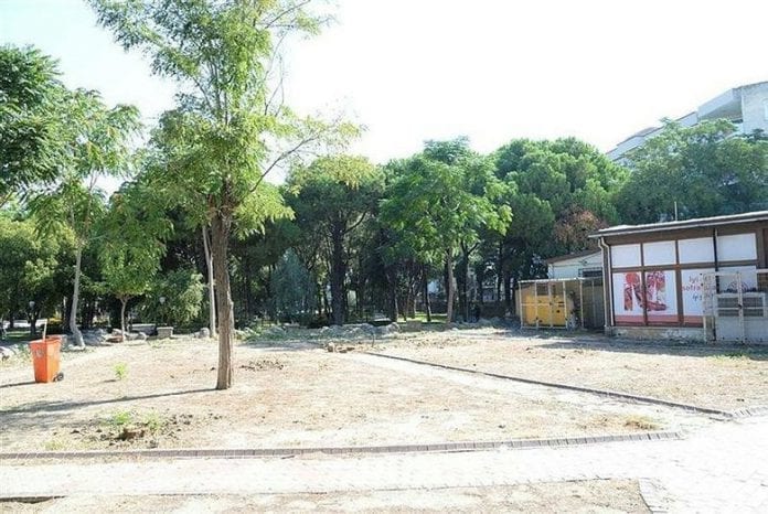 Menemen'de Ağaçların Kesildiği Parkta İnşaat Başladı