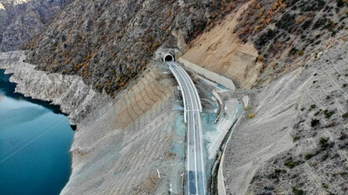 Yusufeli İlçesine Ulaşım Tünellerle Sağlanıyor