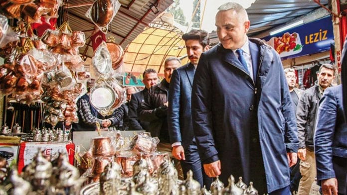 Bakan Ersoy'dan Kanal Çeşme Açıklaması: Çeşme'yi Cannes Gibi Yapacağız!