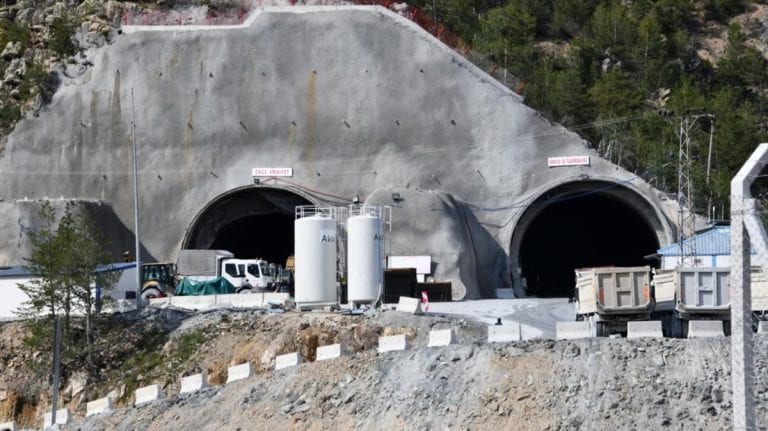 Avrupa'nın En Uzun Çift Tüplü Kara Yolu Tüneli'nde Çalışmalar Sürüyor