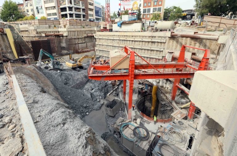 Kocaeli'deki 5 Milyar Liralık Metro Projesinde Tünel Açma Çalışmaları Sürüyor