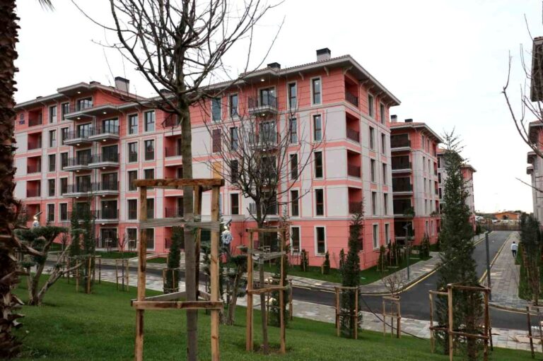 TOKİ’nin Arnavutluk’ta İnşa Ettiği Deprem Konutları Teslim Edildi