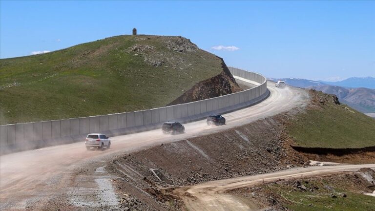 Van-İran Sınır Güvenlik Duvarı İnşaatı Devam Ediyor