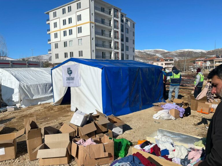 Bandırma Belediyesi’nden Afet Bölgesine Çadır Desteği