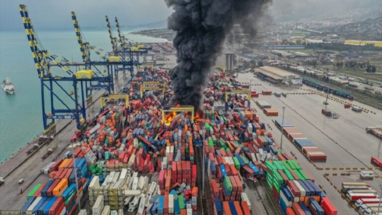 İskenderun Limanı’nda Yangın Söndürme Çalışmaları Sürüyor