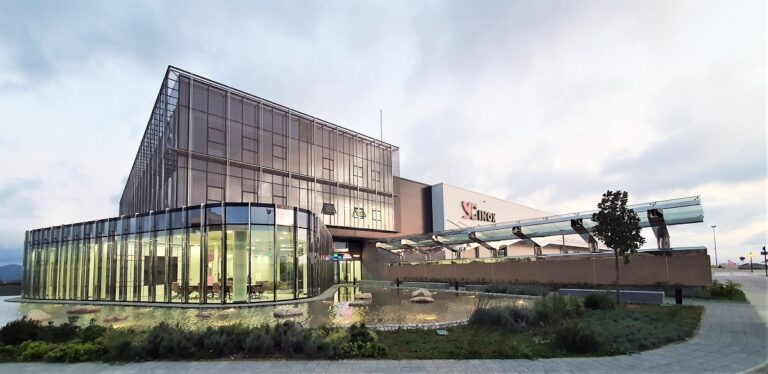 Iglo Architects İmzalı Tayvanlı Çelik Devi Üretim ve Yönetim Binası: YC Inox
