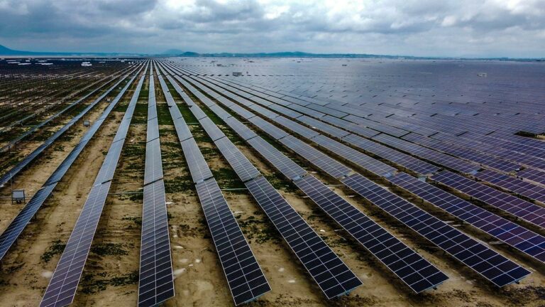 Avrupa’nın En Büyük Güneş Enerjisi Santrali Açıldı