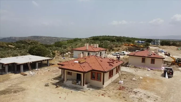 Hatay’da Köy Tipi Afet Konutlarının İnşaatı Devam Ediyor