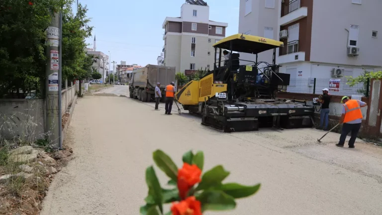 Antalya, Döşemealtı’nda Yol Çalışmaları Sürüyor