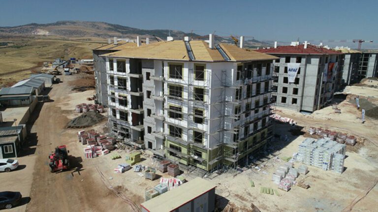 Adıyaman Deprem Konutlarında Dış Cephe Çalışmaları Başladı