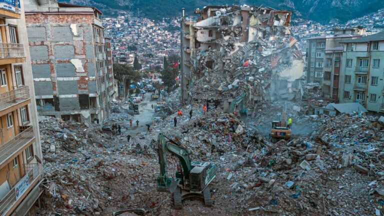 Bakan Bayraktar: “Deprem Bölgesini Yeniden Kalkındırmak İçin Çalışıyoruz”