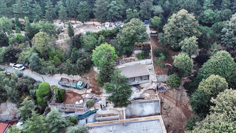 Vaniköy’de izinsiz inşaattaki ruhsatsız ve kaçak yapıların yıkımı gerçekleştiriliyor
