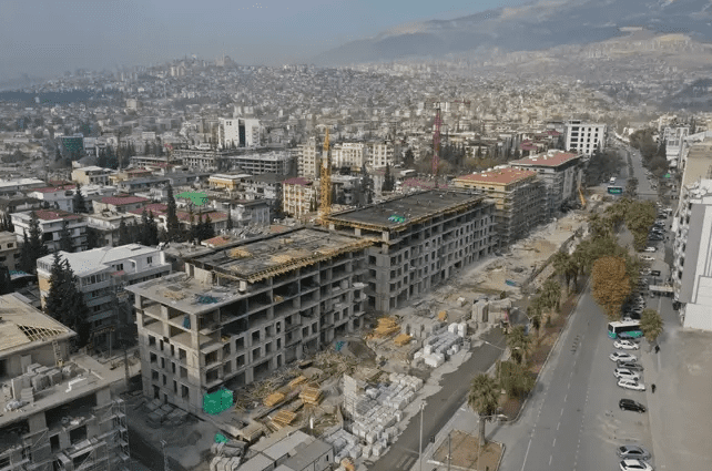 Kahramanmaraş’ta Deprem Sonrası İnşaat Çalışmaları Hızla Devam Ediyor