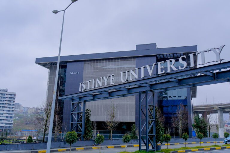 ÜNİVERSİTE KAMPÜS BİNASINI ALTI AYDA İNŞA EDEREK REKOR KIRDIK