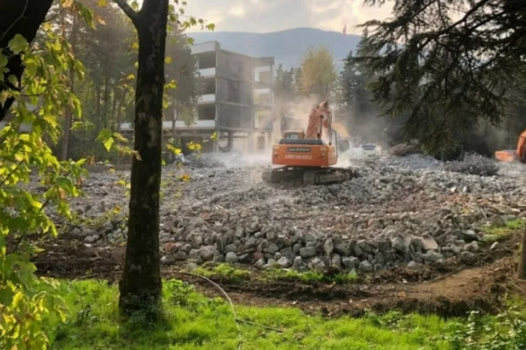 Yıkımı Bursalıları üzen köklü okulla ilgili kritik gelişme! İhalesi bitti, inşaat başlıyor